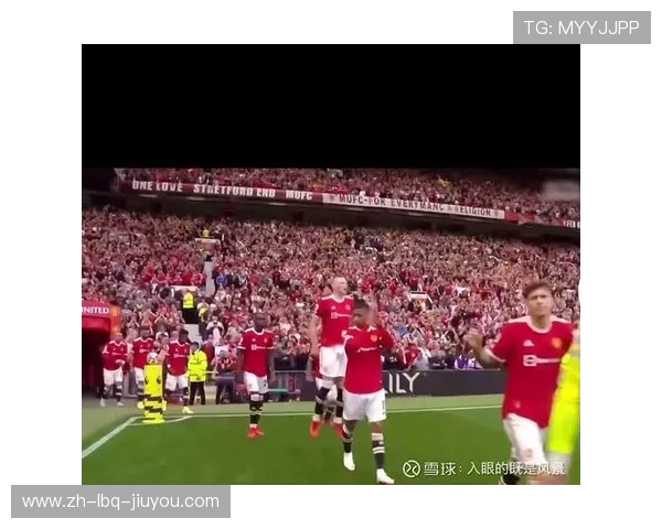 英超教练席与球员席的互动及观众席热烈气氛解析